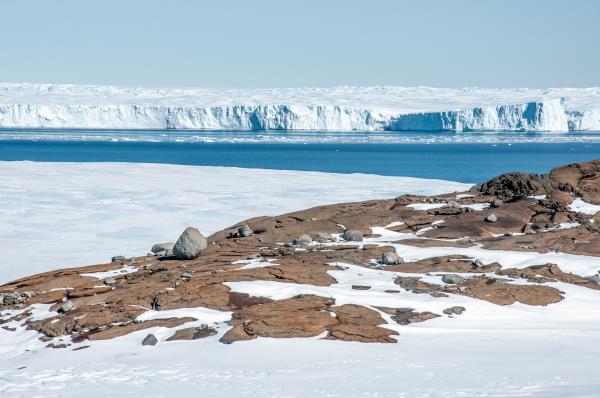 我们研究了一万多年来南极冰盖是如何前进和后退的。它对未来发出了警告