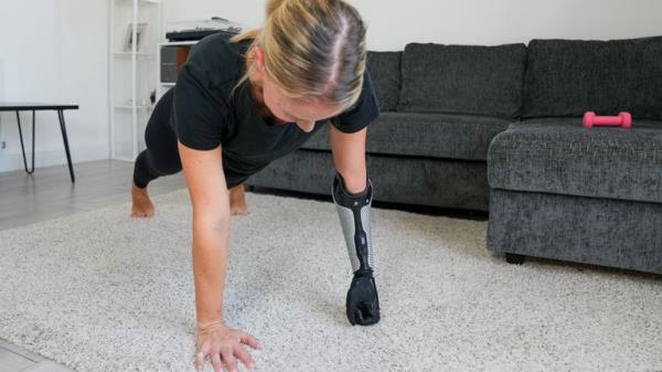  Jessica Smith, a former Australian Paralympic Swimmer  during a workout while using her new bio<em></em>nic hand