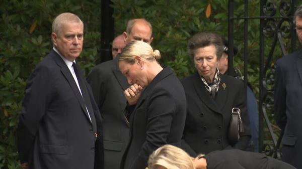 尤金妮公主和扎拉·廷达尔在高级王室成员视察留在巴尔莫勒尔堡的鲜花时流下了眼泪