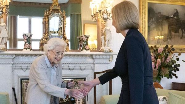 Queen Elizabeth II welcomes Liz Truss during an audience at Balmoral, Scotland, wher<em></em>e she invited the newly elected leader of the Co<em></em>nservative party to become Prime Minister and form a new government. Picture date: Tuesday September 6, 2022.
