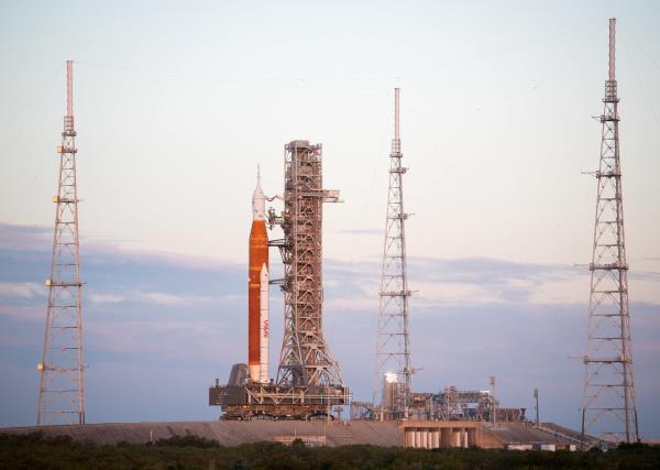美国宇航局的巨型月球火箭阿耳特弥斯1号在执行历史性任务前抵达发射台