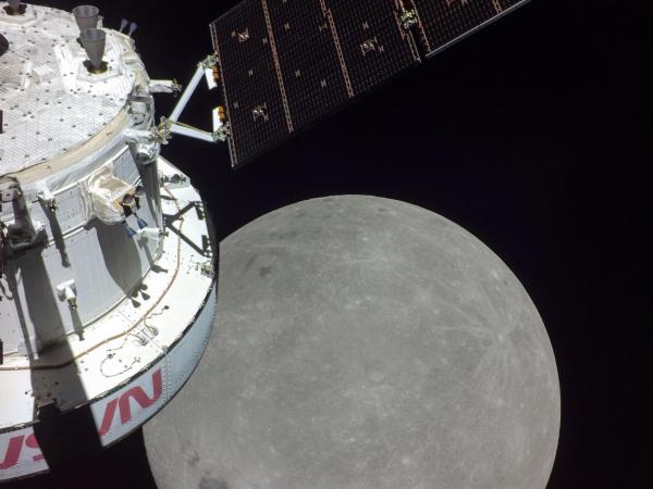 美国宇航局猎户座飞船在阿尔忒弥斯1号飞越月球时捕捉到令人惊叹的景色