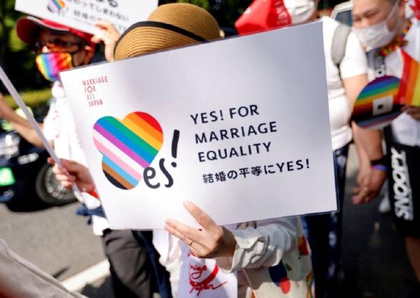 东京——周五(6月16日)，日本通过了一项备受争议的法案，旨在促进人们对LGBT群体的理解。批评人士认为，该法案没有提供人权保障，可能会在心照不宣地鼓励某些形式的歧视。 日本是七国集团(G7)中唯一一个没有法律保护同性婚姻的国家。日本最初承诺在5月19日至21日举办七国集团领导人峰会之前通过这项法律。 然而，由于对该法案及其措辞的争论，该法案直到峰会开始前一天才提交给议会审议。 尽管执政党自民党(