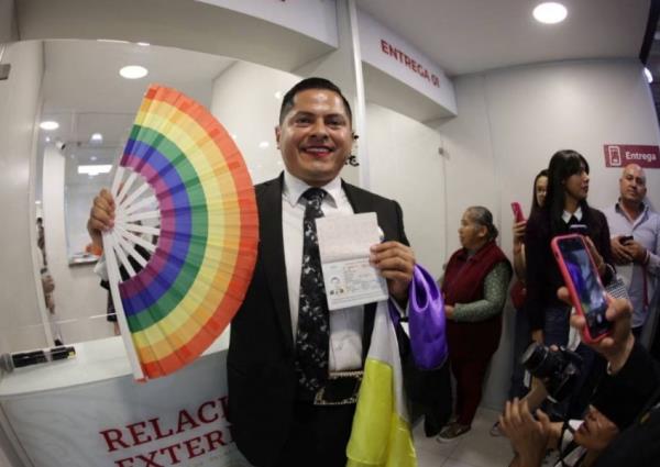 墨西哥城——根据周三(5月17日)公布的一项新的旅行证件政策，墨西哥人申请护照现在可以避免在“男”或“女”栏打叉了。墨西哥最高外交官称赞这项政策对那些认为自己是非二元性别的人来说是历史性的进步。 新的非二元护照是在外交部长马塞洛·埃布拉德主持的一个活动上公布的，但它立即受到一些非二元活动人士的批评，因为它混淆了性别和性。 根据新的护照政策，那些不认为自己是男性或女性的非二元墨西哥人，现在可以在要求