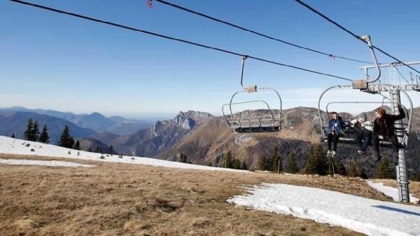 法国阿尔卑斯山的滑雪缆车被拆除，因为没有雪了